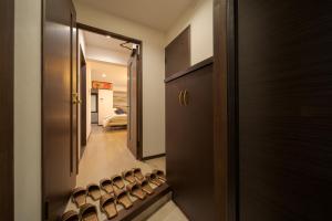 una habitación con un pasillo con una fila de botellas de vino en Tabi no yado Hanakeshiki Momo 4th floor - Vacation STAY 42997v, en Yufu