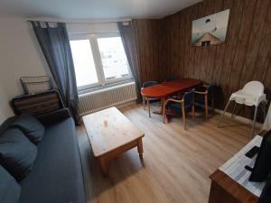 a living room with a couch and a table at Südkiez62 in Wilhelmshaven