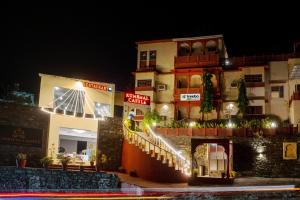 un grupo de edificios por la noche con luces en Treebo Trend Hotel Kumbhal Castle 2 Km From Kumbalgarh Fort, en Kumbhalgarh