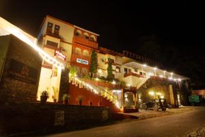 un edificio con luces de noche. en Treebo Trend Hotel Kumbhal Castle 2 Km From Kumbalgarh Fort, en Kumbhalgarh