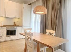 カヴァラにあるCentral Apartmentのキッチン(木製テーブル、椅子、シャンデリア付)