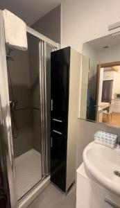 y baño con ducha y lavamanos. en Apartamento Santiagos Road, en O Pedrouzo