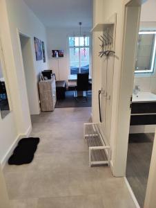 een woonkamer met een hal met een wastafel en een trap bij Villa Parkblick, Whg. 17 in Kühlungsborn