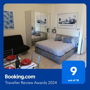 1 dormitorio con 1 cama y 1 mesa con silla en Parco del Mare Pescara Apartments, en Pescara