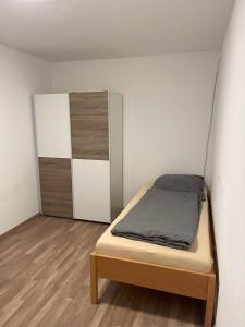 Un pat sau paturi într-o cameră la Unterkunft Heidenheim - kostenfreie Parkplätze, WLAN, eigene Küche, große Zimmer