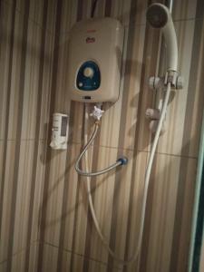einem Duschkopf an der Wand im Bad in der Unterkunft GRAND DARUSSALAM HOTEL in Medan