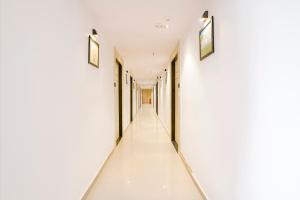 un pasillo vacío de un edificio con paredes blancas en FabHotel Grey Sky, en Gandhinagar