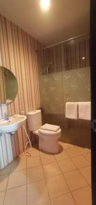 ein Bad mit einem WC und einem Waschbecken in der Unterkunft GRAND DARUSSALAM HOTEL in Medan