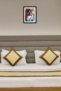 En eller flere senger på et rom på Hotel S B INN Paharganj