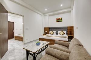 una sala de estar con un sofá y una cama en Hotel SB Grand Inn - Paharganj, en Nueva Delhi