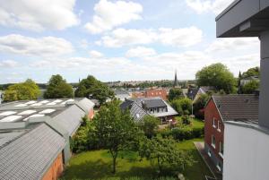 z góry widok na dzielnicę mieszkalną z domami i drzewami w obiekcie fewo1846 - Penthouse Museumsberg - zwei Schlafzimmer und 2 Bäder mit Dachterrasse w mieście Flensburg