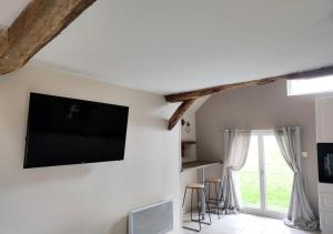 TV a/nebo společenská místnost v ubytování 3 Yoga Gîte in Soucé - 1 Bedroom Sleeps 4