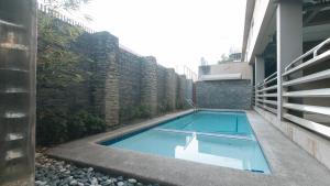una piscina sul lato di un edificio di RedDoorz at Grand Apartelle Hernan Cortes Cebu a Cebu City