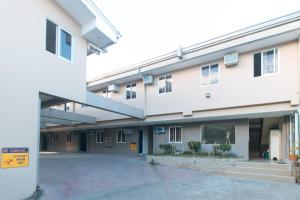 una vista esterna di un edificio con parcheggio di RedDoorz at Grand Apartelle Hernan Cortes Cebu a Cebu City