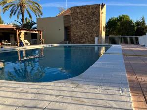 - une piscine en face d'une maison dans l'établissement El Campirri, à Daimés