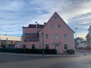 a pink building on the side of a street at Gemütliche Kleine Wohnung in Wendelstein