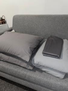 Una cama con un libro encima. en Mysiga rummet inne i Örebro, en Örebro