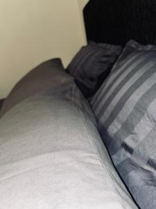 un letto con due cuscini sopra di Mysiga rummet inne i Örebro a Örebro