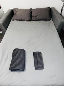 Una cama con dos almohadas encima. en Mysiga rummet inne i Örebro, en Örebro