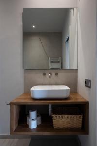 ein Bad mit einem Waschbecken und einem Spiegel in der Unterkunft CASA SOL I PLATJA Calella Palafrugell con Parking in Calella de Palafrugell