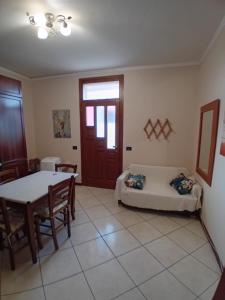 Habitación con cama, mesa y puerta en B&B Miele en San Fermo della Battaglia