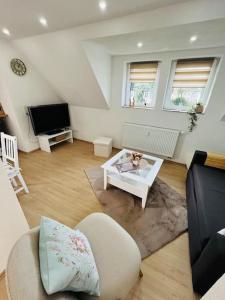 ein Wohnzimmer mit einem Sofa und einem Tisch in der Unterkunft Mia’sFerienwohnung/Monteurwohnung in Herborn