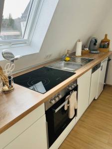 a kitchen with a stove and a sink at Mia’sFerienwohnung/Monteurwohnung in Herborn