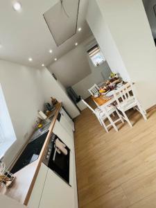 a kitchen and dining room with a table and chairs at Mia’sFerienwohnung/Monteurwohnung in Herborn