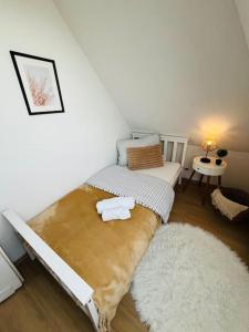 um quarto com uma cama e um tapete em Mia’sFerienwohnung/Monteurwohnung em Herborn