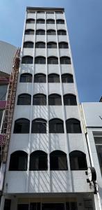 台南的住宿－耀西文旅，一座高大的白色建筑,有很多窗户