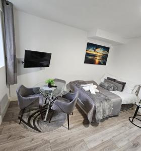 TV a/nebo společenská místnost v ubytování Stylish Studio near Kensal Green (E)