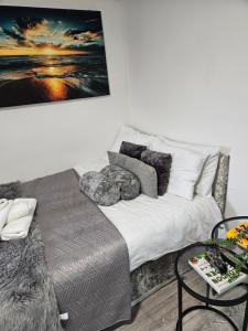 Postel nebo postele na pokoji v ubytování Stylish Studio near Kensal Green (E)