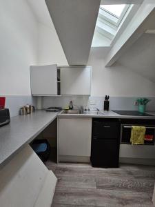 Kuchyň nebo kuchyňský kout v ubytování Stylish Studio near Kensal Green (E)