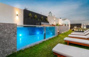 une arrière-cour avec une piscine et une maison dans l'établissement Cozy 2BR Loft in the Heart of Miraflores, à Lima