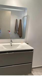 un baño con lavabo y espejo en Apartamento Patty, en Elche