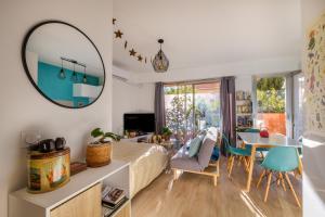 1 dormitorio con 1 cama, mesa y sillas en Studio verdoyant et calme, en Niza