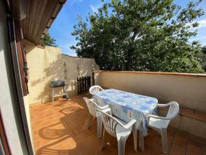 a patio with a table and chairs on a patio at Appartement duplex - 2701 in Soulac-sur-Mer
