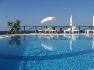 Bazén v ubytování Loukas Apartments On The Waves nebo v jeho okolí