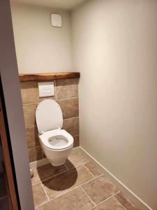 een badkamer met een wit toilet in een kamer bij Ti Ar Kalon, maison proche de Quimper in Landudal