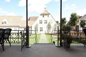 Blick auf ein Haus von einer Veranda in der Unterkunft Brødremenighedens Hotel in Christiansfeld