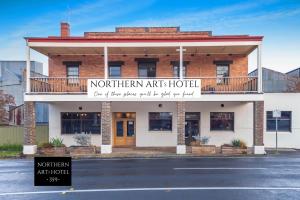 um edifício com uma placa que lê o hotel de artes do norte em Northern Arts Hotel em Castlemaine