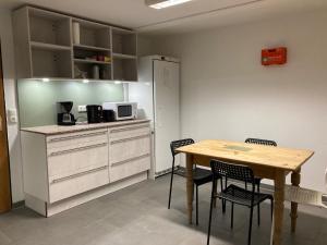 cocina con mesa de madera, sillas y encimera en Brahms 25, en Regensburg