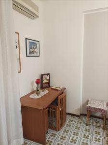 Pokój z drewnianym biurkiem w pokoju w obiekcie Signorile appartamento in condominio Rallo w mieście Palermo