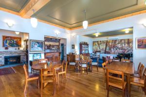 uma sala de jantar com mesas e cadeiras de madeira em Northern Arts Hotel em Castlemaine