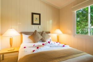 Katil atau katil-katil dalam bilik di Kokomo Botanical Resort - Caribbean Family Cottages