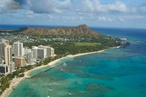una vista aerea di una spiaggia con edifici e l'oceano di Waikiki Beach Marriott Resort & Spa a Honolulu