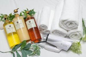 a group of bottles of essential oils and towels at Voga Kolte Chidorimachi - Vacation STAY 2163 in Tokyo