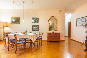 ein Esszimmer mit einem Tisch, Stühlen und einem Spiegel in der Unterkunft La Terrazza su Chiusi in Chiusi