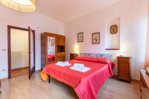 ein Schlafzimmer mit einem roten Bett mit einer roten Decke in der Unterkunft La Terrazza su Chiusi in Chiusi