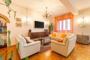 ein Wohnzimmer mit 2 Sofas und einem TV in der Unterkunft La Terrazza su Chiusi in Chiusi